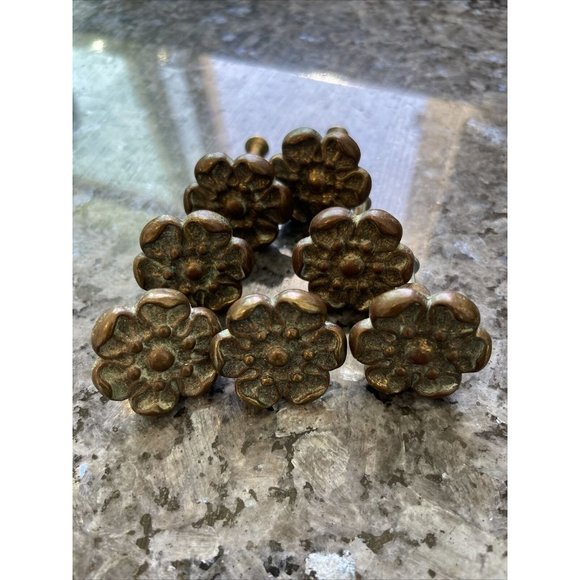 Vintage Lot of 7 Mid Century Floral Brass Knobs Cabinet Drawer Pulls - Picture 5 of 5
